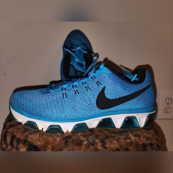 Sneakers - Picture 1 of 5